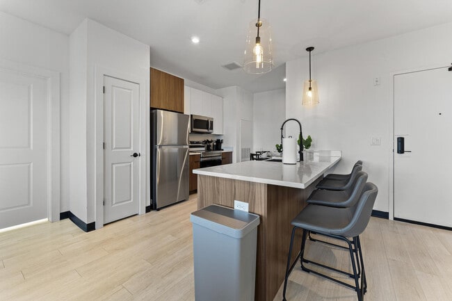 Building Photo - 600 Broadway-SI ID1240310P