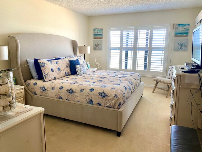 Building Photo - 10200 S Ocean Dr