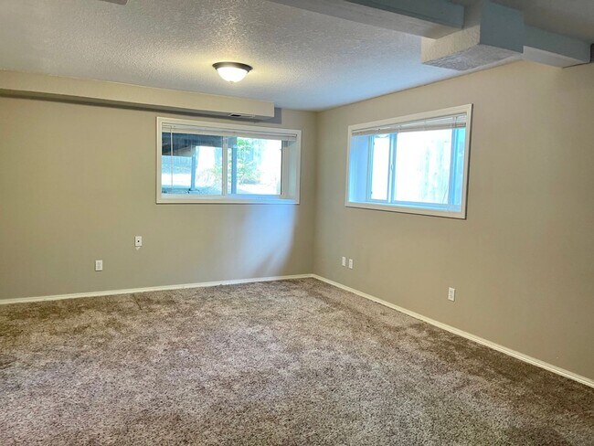 Building Photo - SPACIOUS 4 Bed/3 Full Bath Home in West Linn
