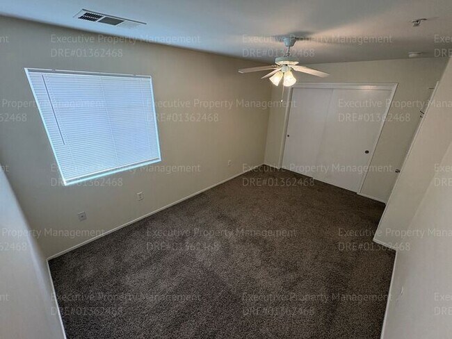 Building Photo - 2 bedroom 1.5 bathroom townhome located in a gated community near Hosking Ave/ S. Union Ave