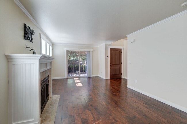 Building Photo - Charming Seattle Townhome with Garage Available Now! A/C included!