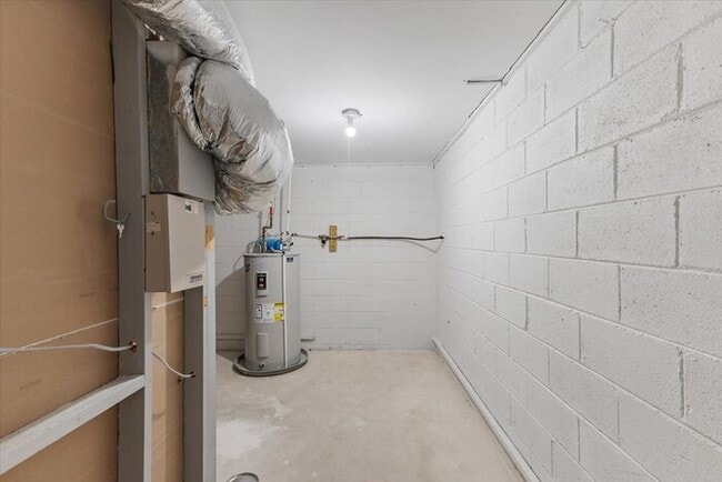 Building Photo - Beautifully Renovated Townhome For Rent In...