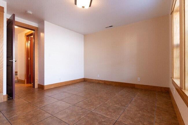 Building Photo - 3-bedroom 2-bath House SW Albany $2,395