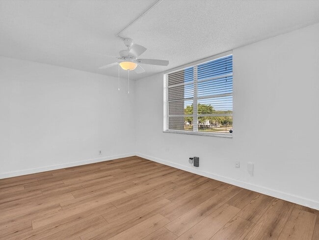 Building Photo - 9470 Poinciana Pl