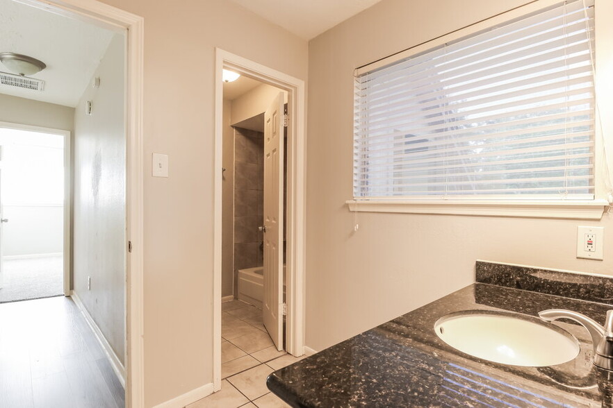 Building Photo - 11906 Swan Creek Dr