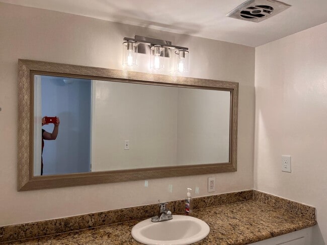 Building Photo - 724 Clay Ave