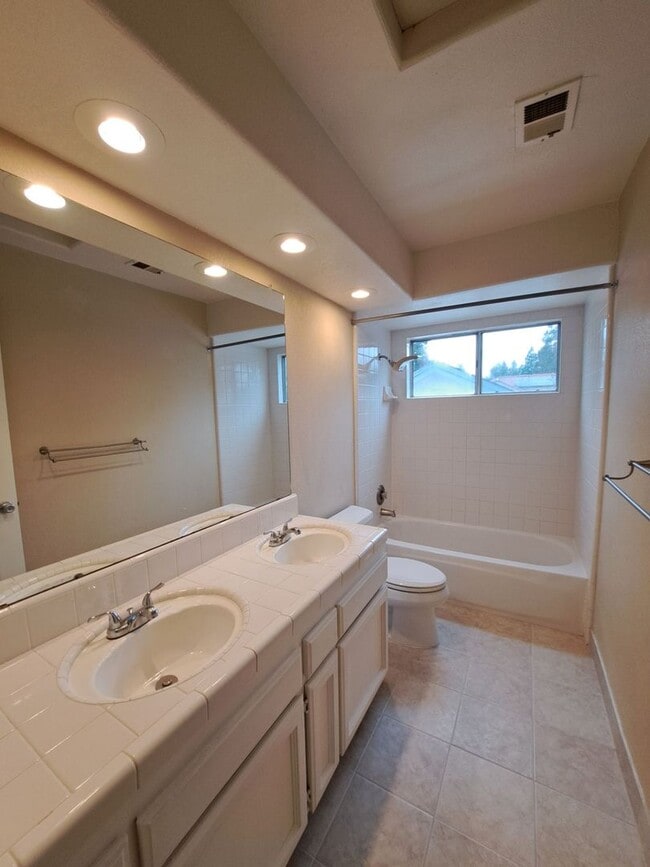 Building Photo - Stunning Large 4 Bedroom Home! Located Near Cedar & Nees!