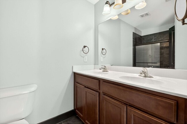 Building Photo - Great Location!