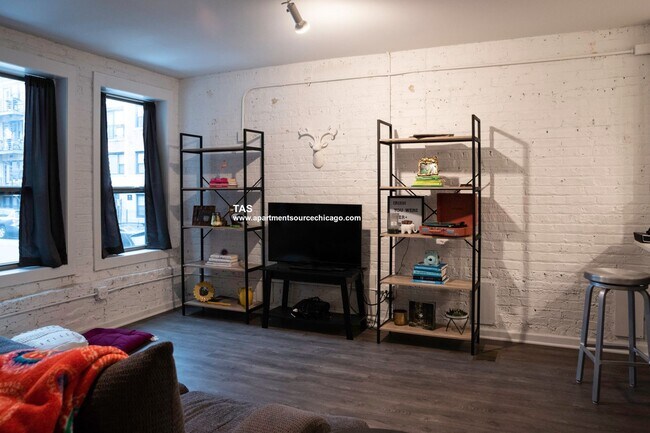 Building Photo - Massive Condo Quality 2 Bed / 2.5 Bath Duplex Down in Wrigleyville!