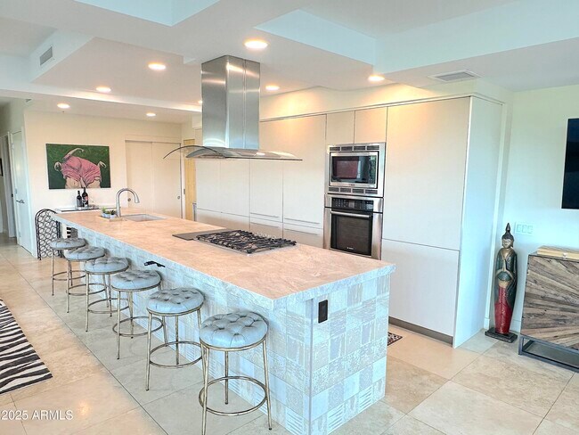 Building Photo - 7117 E Rancho Vista Dr