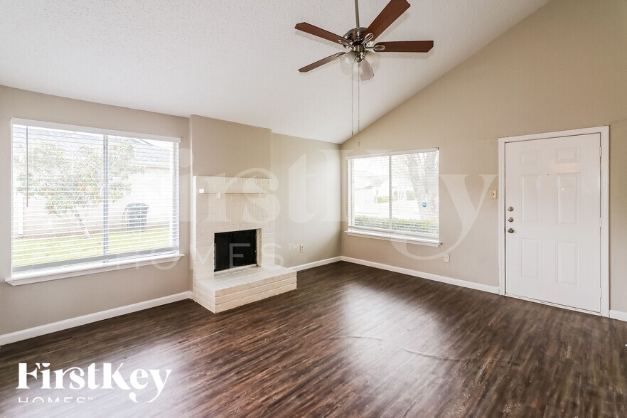 Building Photo - 10810 Lakewood Oaks Dr