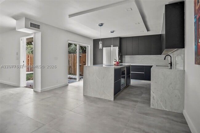 Building Photo - 2161 Orange Grove Dr