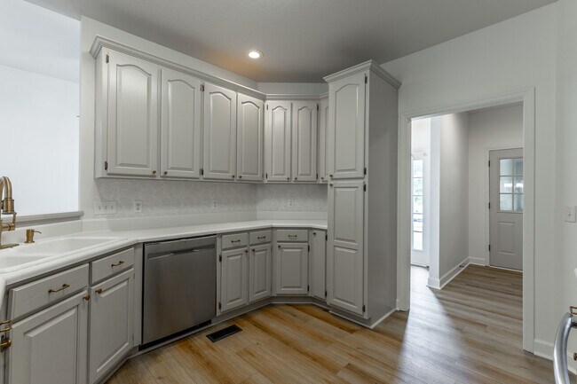 Building Photo - 7782 Prince Dr