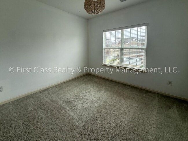 Building Photo - 565 Park View Drive