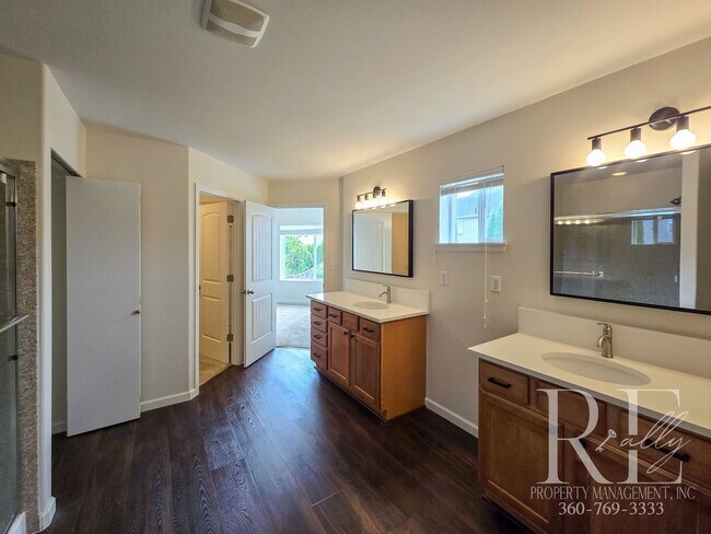 Building Photo - Spacious Port Orchard Home with Garage, Fu...