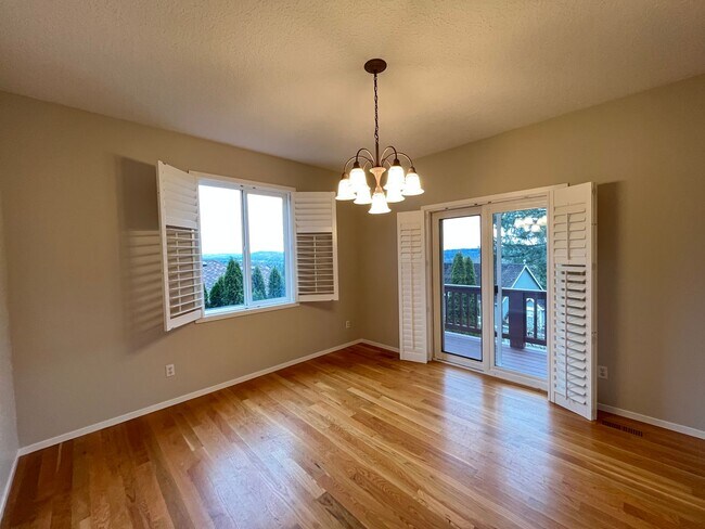 Building Photo - Immaculate 4 bedroom, 3.5 bathroom, tri-level Home in Tigard!! Expansive Views, Office space, Gam...