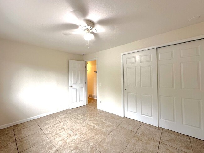 Building Photo - Updated 5 bedroom 2.5 bathroom home in Uni...