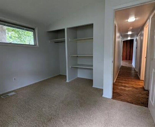 Building Photo - 714 Breen Dr