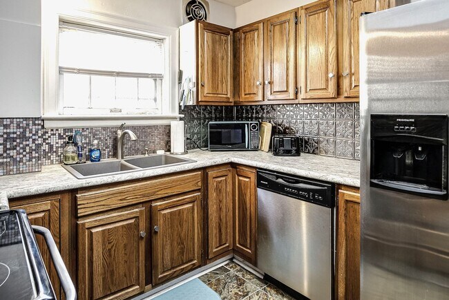 Building Photo - Spacious Two Bedroom Condo in Blackstone!