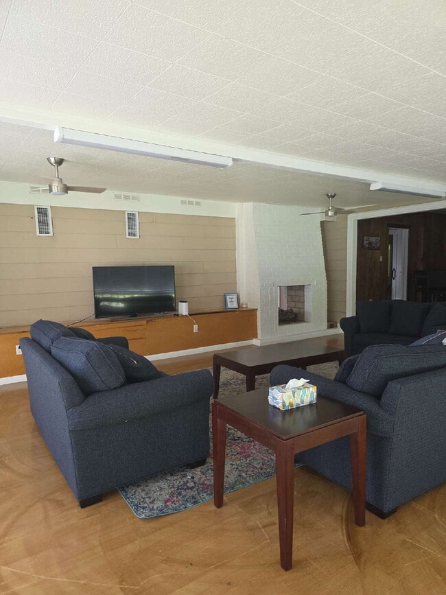 Building Photo - Huge house fully furnished!