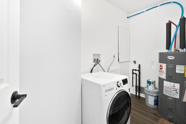 Building Photo - Completely Remodeled and close to ND!