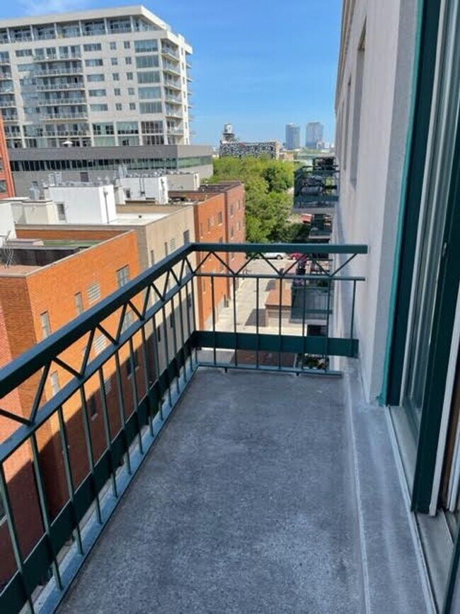 Building Photo - 1 Bed 1 Bathroom River West
