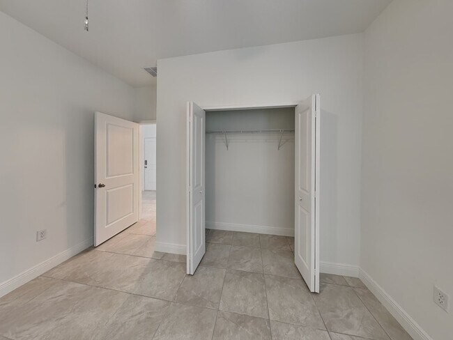 Building Photo - 8809 N Sandree Dr