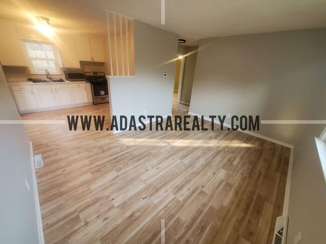 Building Photo - Completely Renovated Duplex in KCK, Beautiful Finishings-Available in JUNE!!