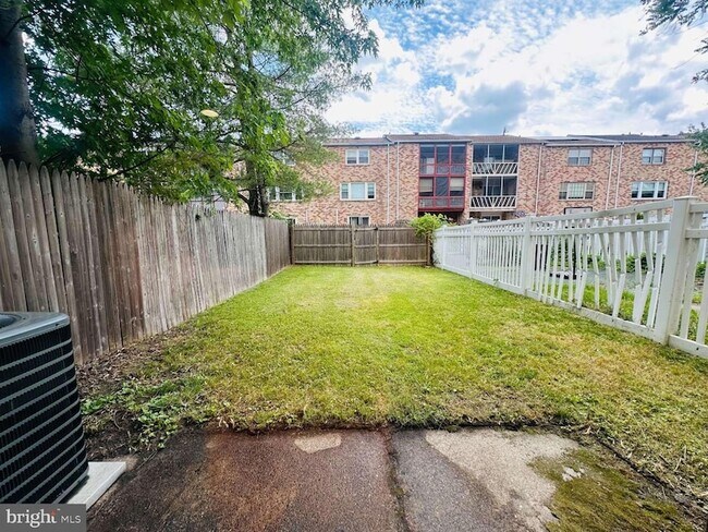 Building Photo - 1438 Boxwood Dr