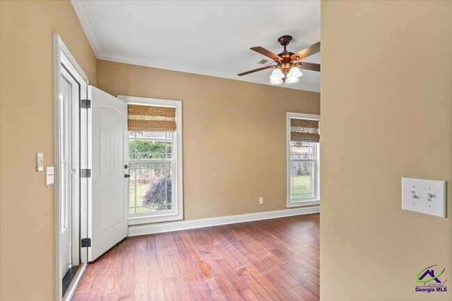 Building Photo - 300 Cheshire Dr