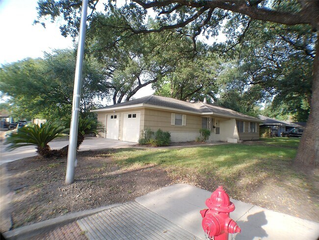 Building Photo - 601 Fresa Rd
