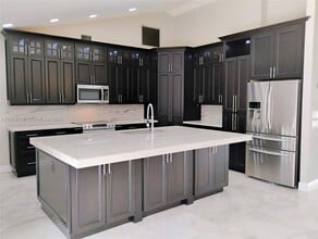 Building Photo - 9654 Sun Pointe Dr