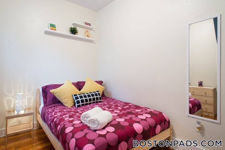 Building Photo - 56 Queensberry St