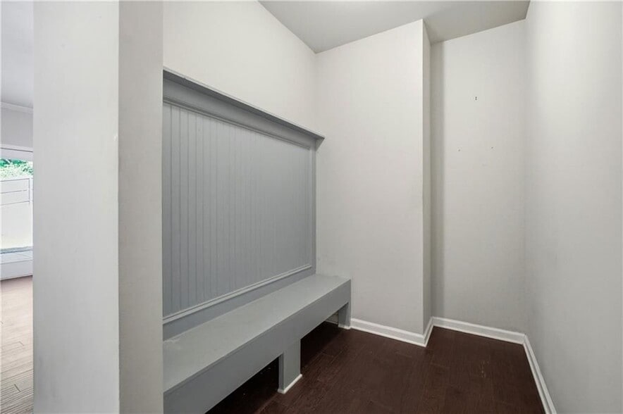 Building Photo - 4910 Belcrest Way