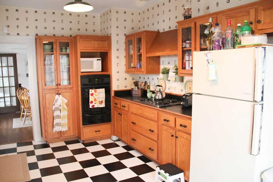 SPACIOUS KITCHEN - 3104 Wabash Ave