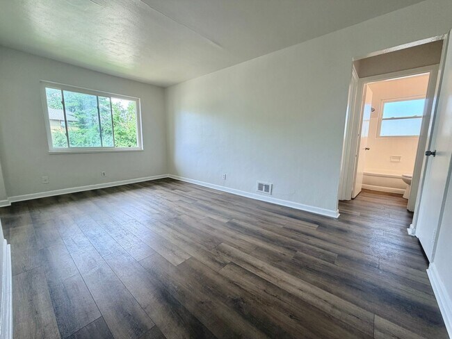 Building Photo - 2616 Newport Ave