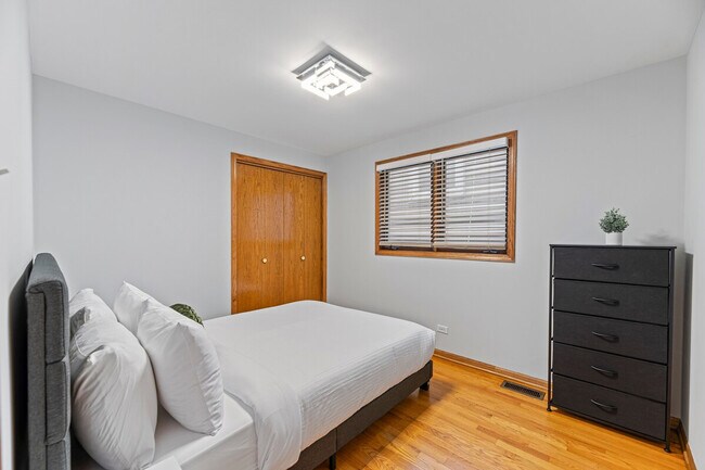 Building Photo - 2034 W Berteau Ave