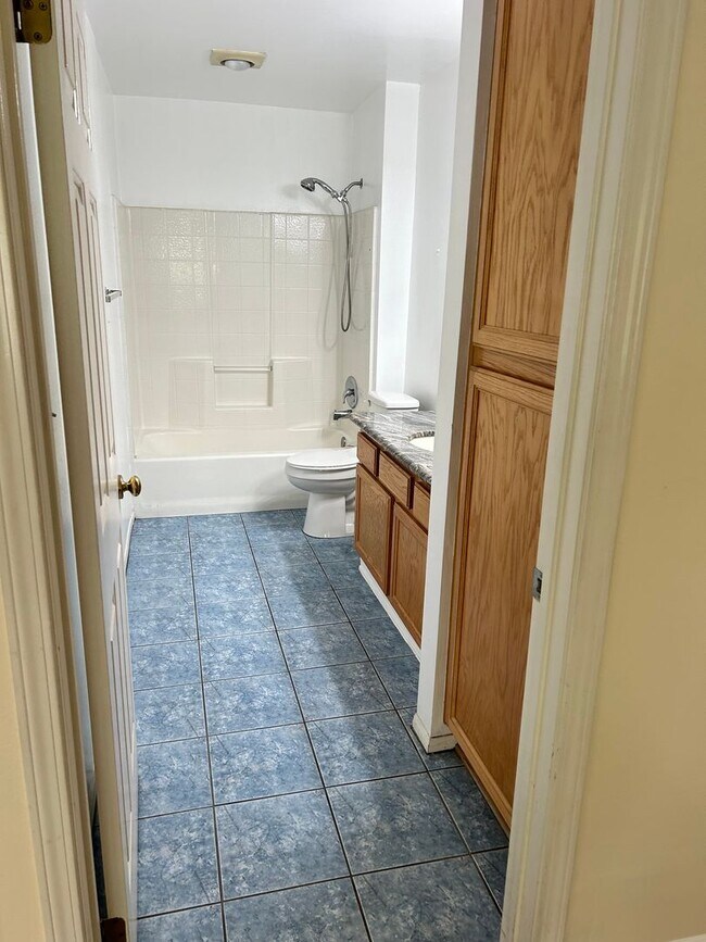 Building Photo - 2b2b- Private freshly painted Torrance condominium ready for immediate occupancy.
