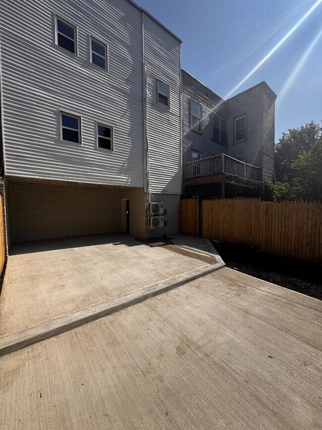 Building Photo - 132 4th Ave