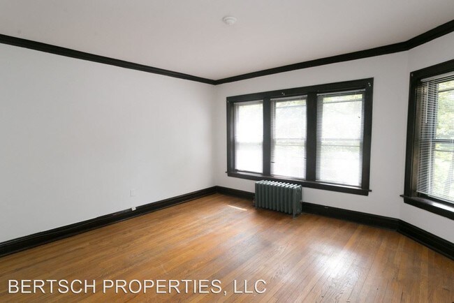 Building Photo - 4500 W Sunnyside Ave