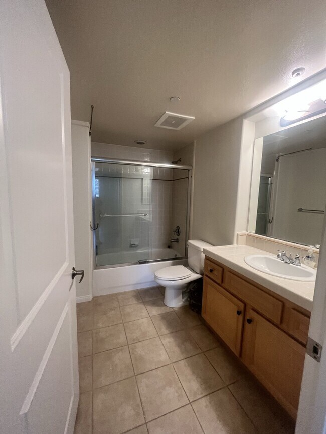 Building Photo - "Coastal Living Awaits: Spacious 2BR Condo...
