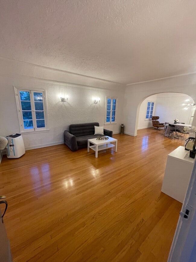 Building Photo - 130 N Croft Ave