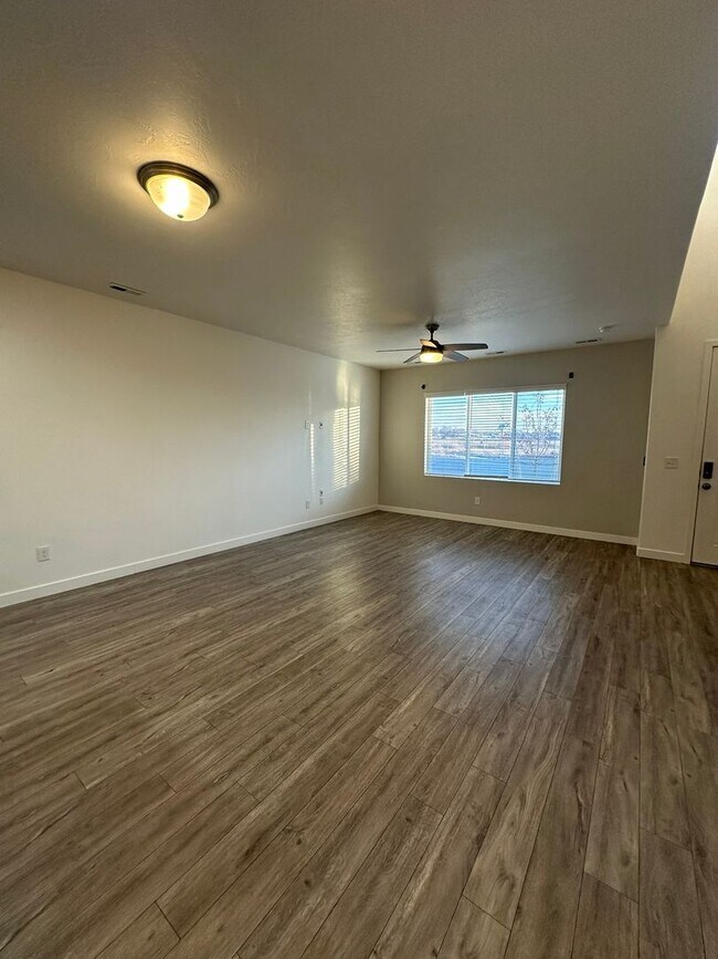 Building Photo - Deposit Moves You In This January! 3 Bed, 2.5 Bath Townhome in West Haven