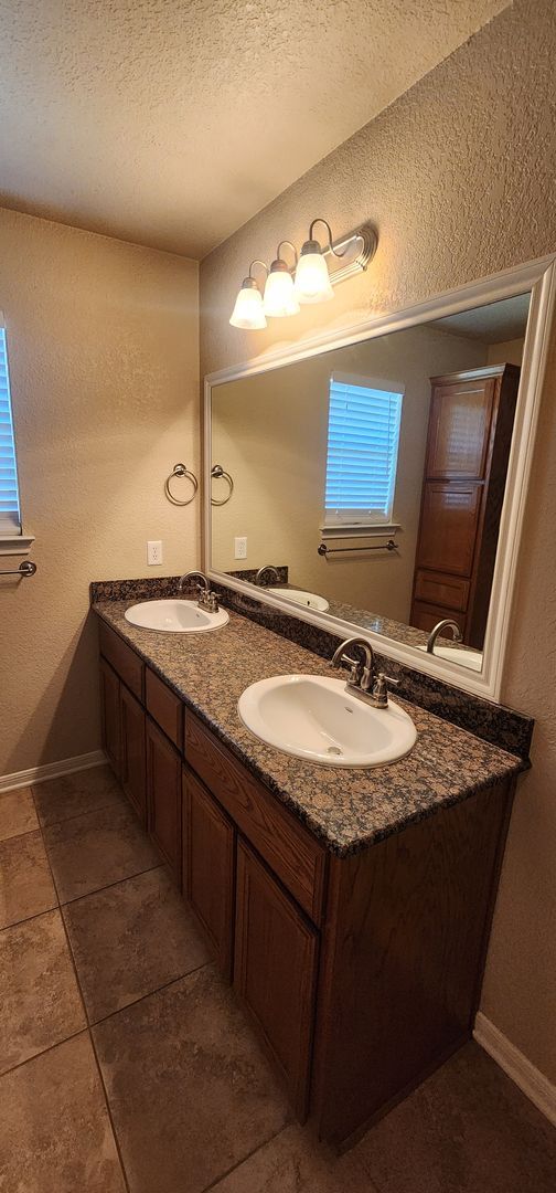 Building Photo - Lovely 2 Bed/2 Bath Duplex in Trimmier Est...
