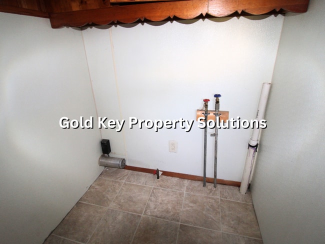 Building Photo - Spacious 2 BR 1 BA House with Central Air and Enclosed Porch (SECTION 8 APPROVED)