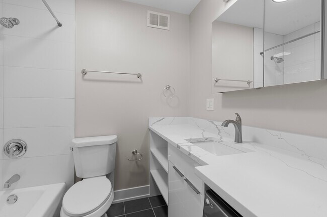 Building Photo - 6166 N Sheridan Rd