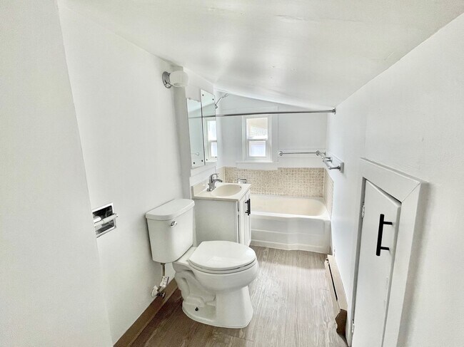 Building Photo - Gorgeous Remodeled 2 Bed, 1 Bath on South Hill!