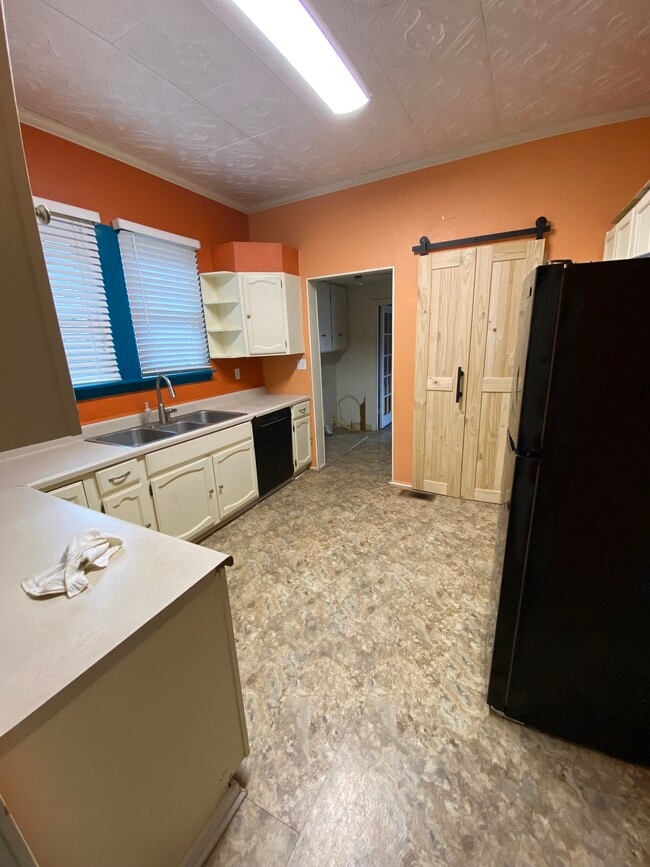 Building Photo - 156 College St