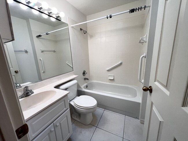 Building Photo - Modern 3-Bedroom, 2-Bathroom Home in Ocala! WASHER & DRYER INCLUDED!