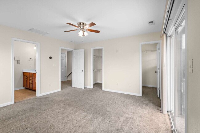 Building Photo - Tri Level townhome